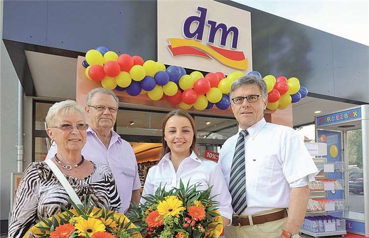 Bürgermeister Kroeger begrüßte die neue Filialleiterin Lisa-Mari Lennerz in der neuen dm-Filiale in Sinzig. privat