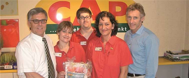 Bürgermeister Kroeger (li.) gratulierte CAP-Marktleiterin Sylvia Mies und ihrem Team zum 5-jährigen Bestehen. privat