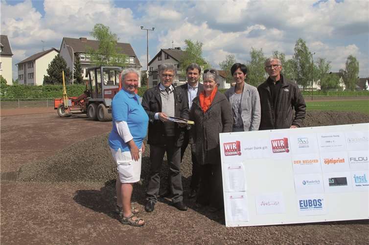 Bürgermeister Kroeger überzeugte sich mit der 1. Vorsitzenden des Turnvereins Sinzig Waltraut Thormann (3.v.r.) vom Baubeginn im Rhein-Ahr-Stadion.privat