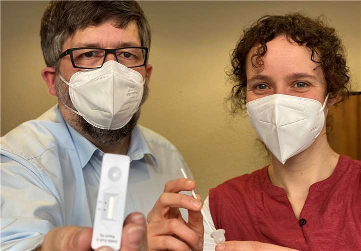 Bürgermeister Lambertz präsentiert mit Frau Dr. Martina Hüttl die Tests, die ab Montag in den Schulen zur Anwendung kommen werden.Foto: VG Cochem