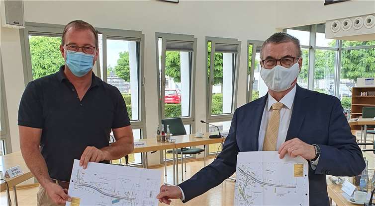 Bürgermeister Lempertz freut sich gemeinsam mit Landrat Dr. Alexander Saftig über die schnelle Umsetzung der Straßenbaupläne am Hochkreuz zwischen Thür und Mendig, sowie in Rieden.Foto: VG Mendig