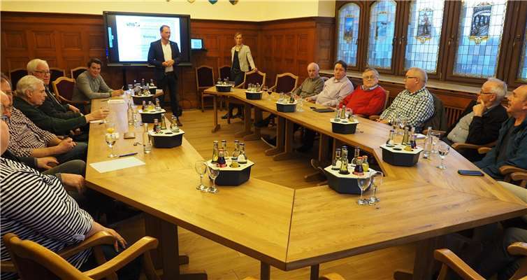 Bürgermeister Lempertz konnte zahlreiche interessierte Bürger im historischen Ratssaal begrüßen. Foto: privat