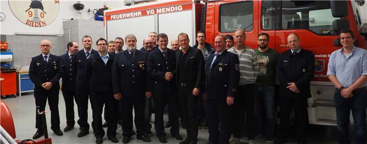 Bürgermeister Lempertz übergab als Chef der Feuerwehr der Verbandsgemeinde Mendig dem neuen Wehrführer der Ortsgemeinde Rieden Alexander Reuter das Kommando für die Feuerwehr Rieden.VG Mendig