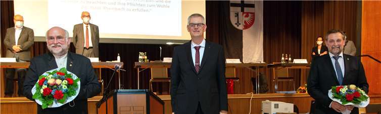 Bürgermeister Ludger Banken (Mitte) beglückwünschte seine beiden Stellvertreter Karl Heinrich Kerstholt (links) und Markus Pütz (rechts). Fotos: -JOST-