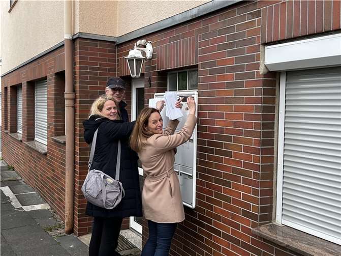 Bürgermeister Ludger Banken, Ulla Thiel, Leiterin Stabsstelle Wiederaufbau, und Fachbereichsleiterin Daniela Hoffmann, Rheinbach, (v.l.) beim Einwurf der Flyer in Briefkästen.