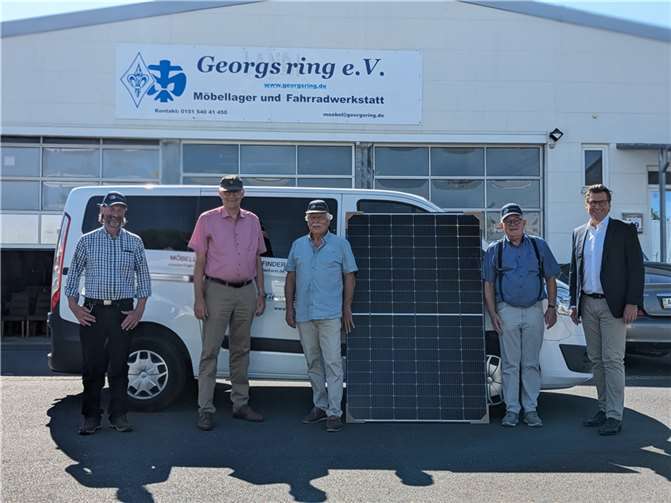 Bürgermeister Ludger Banken als Vorsitzender der Bürgerstiftung und Vorstand Matthias Lutz von der Raiffeisenbank Voreifel bei der Spendenübergabe an die Mitglieder des geschäftsführenden Vorstandes Martin Fröhlich (Vorsitzender), Hann-Jörg Limbach (Stvtr.Vors.) und Dieter Bauerfeind (Geschäftsf.)  Foto: