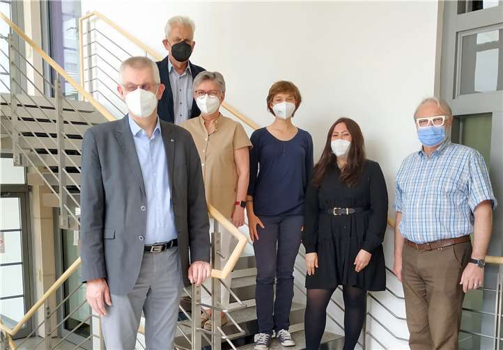 Bürgermeister Ludger Banken bedankte sich persönlich bei den engagierten Helfern des Rheinbacher Impftelefons. Foto: Stadt Rheinbach