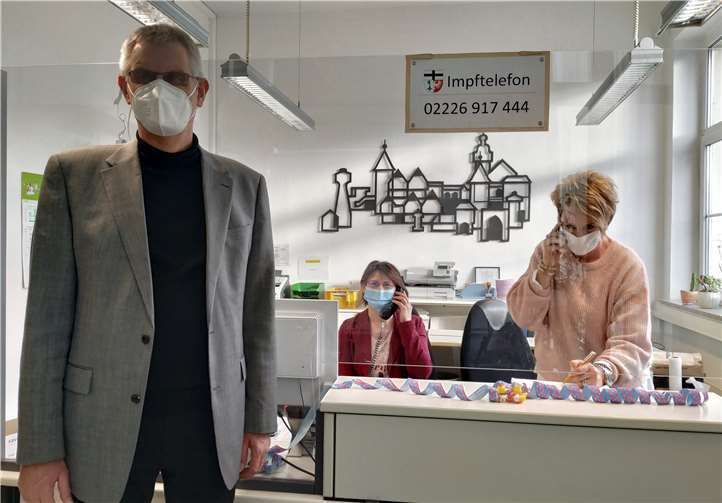 Bürgermeister Ludger Banken bei den Kolleginnen des startbereiten Impftelefons. Foto: Stadt Rheinbach