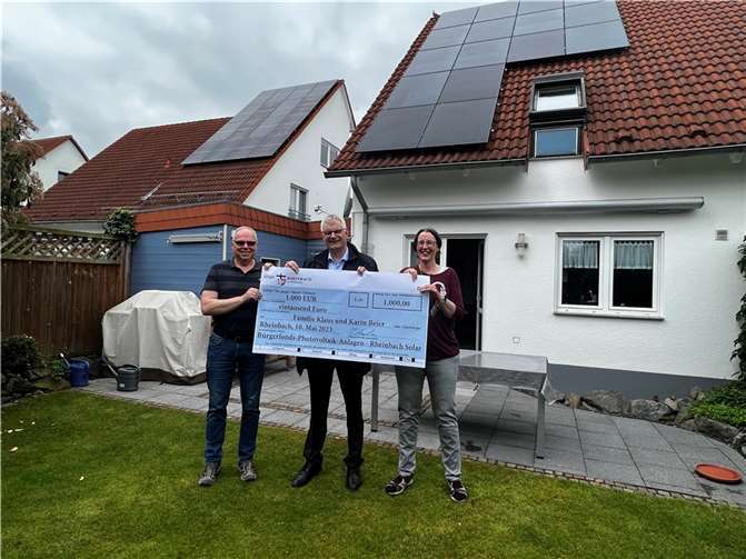 Bürgermeister Ludger Banken bei der Scheckübergabe an Karin und Klaus Beier. Foto: Stadt Rheinbach