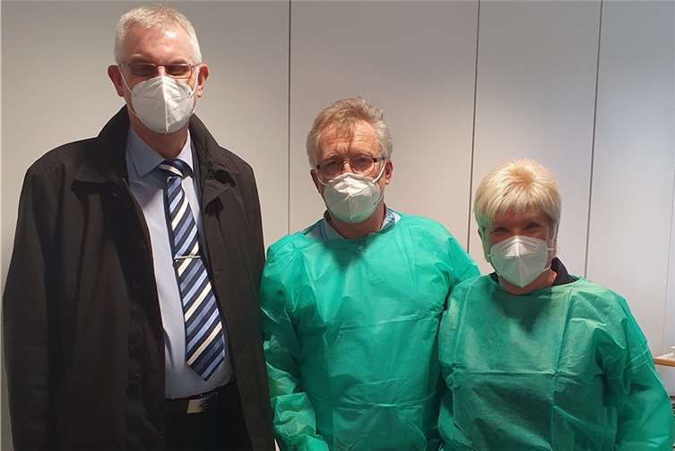 Bürgermeister Ludger Banken besucht das mobile Impfteam des Rhein-Sieg-Kreises im GTZ. Hier mit Dr. Burckhard Wüst und Brigitte Frewe. Foto: Stadt Rheinbach