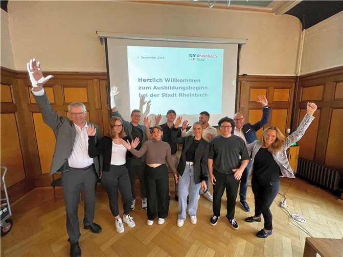 Bürgermeister Ludger Banken, die Erste Beigeordnete Daniela Hoffmann, Sachgebietsleiter Personal Frank Schönenberg und Angelika Grudin von der Jugend- und Auszubildendenvertretung begrüßten die neuen Auszubildenden Viviane Düx, Lukas Berchem, Paul Heubach, Christian Feder, Kevin Bolz, Eva-Maria Schniggenberg und Ömer Faruk Balkir. Foto: Stadt Rheinbach