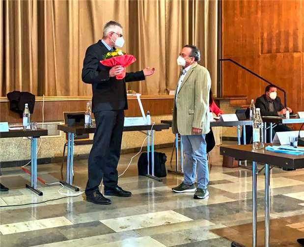 Bürgermeister Ludger Banken führte den neuen Ratsherrn Norbert Stein (re.) als Nachfolger von Dr. Reinhard Ganten ein.Foto: privat