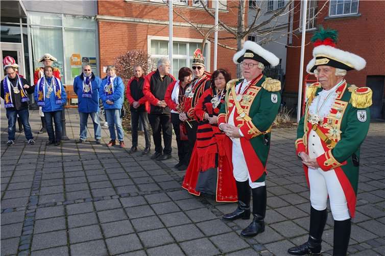 Bürgermeister Ludger Banken hatte die Vorstände und die Tollitäten der Rheinbacher Karnevalsvereine zu einer symbolischen Schlüsselübergabe auf dem Vorplatz des Rathauses eingeladen. Foto: EICH