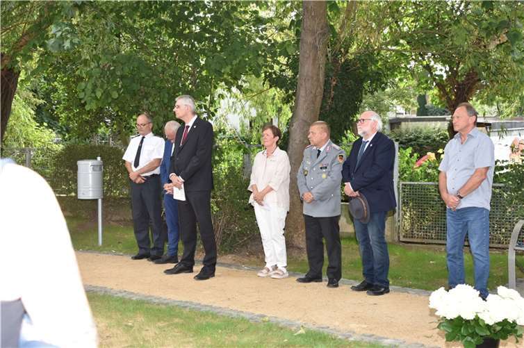 Bürgermeister Ludger Banken konnte Gäste aus Politik, Feuerwehr und Bundeswehr zum Gedenken der Flutopfer begrüßen. Fotos: EICH