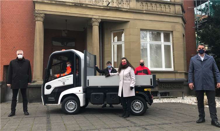 Bürgermeister Ludger Banken (links) und Mitarbeiter des städtischen Betriebshofes bei der Fahrzeugübergabe mit Kommunalbetreuerin Lydia Bauer und Regionenleiter Michael Stangel (rechts) von Westenergie. Foto: Stadt Rheinbach