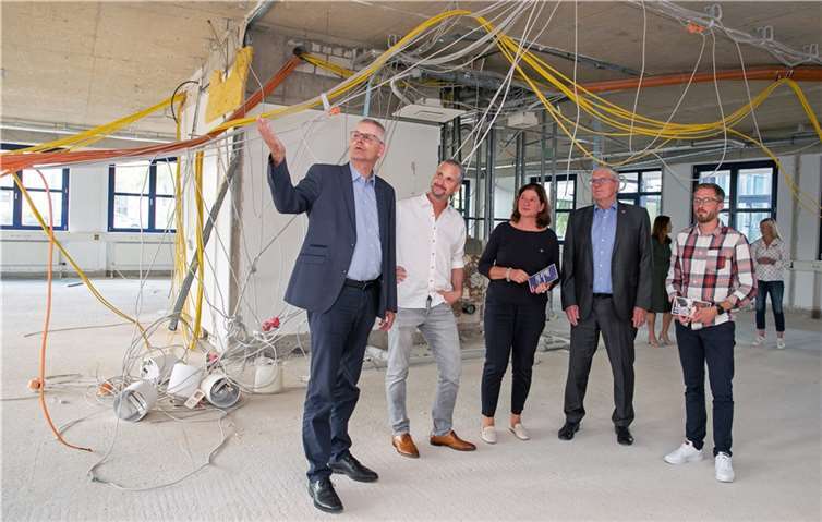 Bürgermeister Ludger Banken (links) zeigte im Erdgeschoss des Gründer- und Technologiezentrums Rheinbachs wie viel Arbeit der Wiederaufbau nach der Flut noch mit sich bringt. Mit dabei waren (von links) Malermeister Simon Lanzerath, Handwerkskammer-Geschäftsführerin Stephanie Bargfrede, Landrat Sebastian Schuster und Projektmanager Marius Siebenhaar.  Foto: Jost