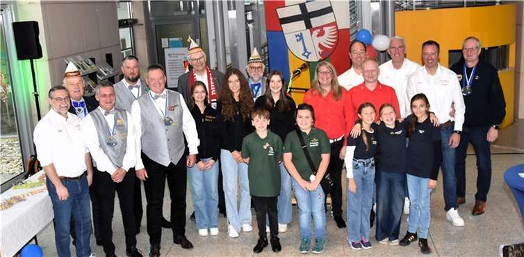 Bürgermeister Ludger Banken (mit rotem Schal) hatte zum grossen Tollitätenempfang in Rheinbacher Rathaus eingeladen. Foto: EICH