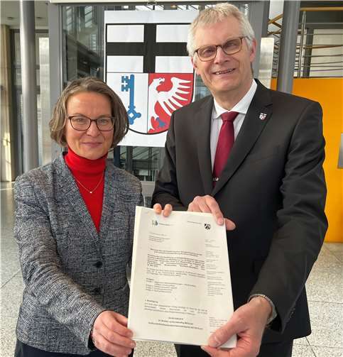 Bürgermeister Ludger Banken nahm den Fördermittelbescheid von Ministerin Ina Scharrenbach entgegen. Foto: Stadt Rheinbach