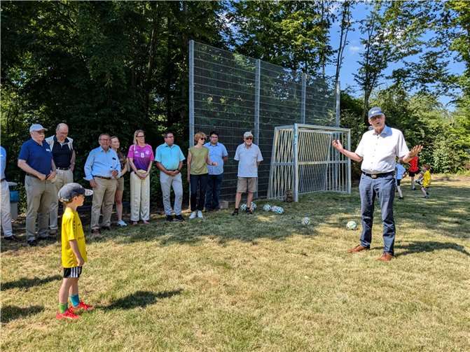 Bürgermeister Ludger Banken (r.) bei der Übergabe des Bolzplatzes.