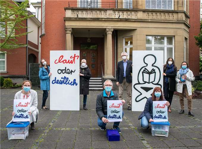 Bürgermeister Ludger Banken (stehend, Dritter von links) unterstützt die Veranstaltung „Laut oder deutlich!“ des Vereins „Rheinbach liest“, die am 4. Juni startet. Foto: JOST