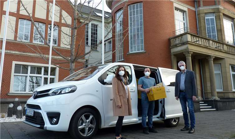 Bürgermeister Ludger Banken und Fachbereichsleiterin Daniela Hoffmann verabschieden den Kollegen Burak Gül bei der ersten Auslieferungsfahrt. Foto: privat