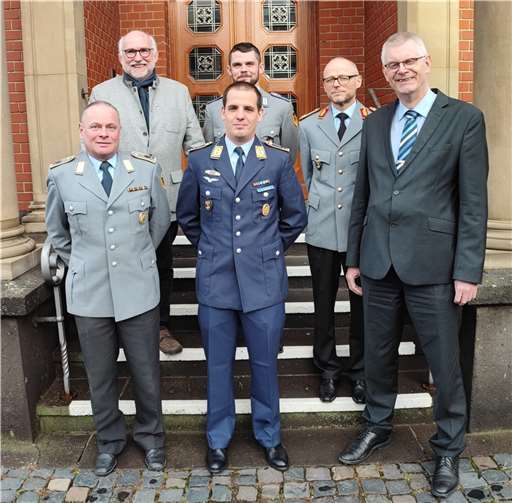 Bürgermeister Ludger Banken und der Erste Stellvertretende Bürgermeister Karl-Heinrich Kerstholt danken General Rüter (2.v.r.) und den Kameraden der Bundeswehr für die Unterstützung der Haus- und Straßensammlung 2022. Foto: Stadt Rheinbach