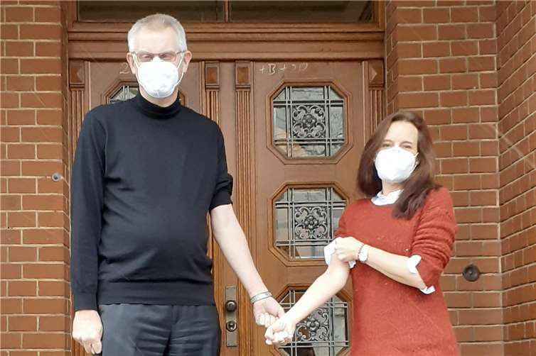 Bürgermeister Ludger Banken und die zuständige Fachbereichsleiterin Daniela Hoffmann „krempeln die Ärmel hoch“ und sind bereit für eine Impfung im Linksrheinischen. Foto: privat