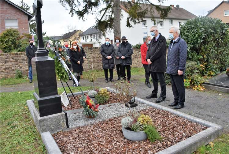 Bürgermeister Ludger Banken und sein Vorgänger Stefan Raetz gedenken der Ehrenbürger der Stadt Rheinbach. Foto: EICH
