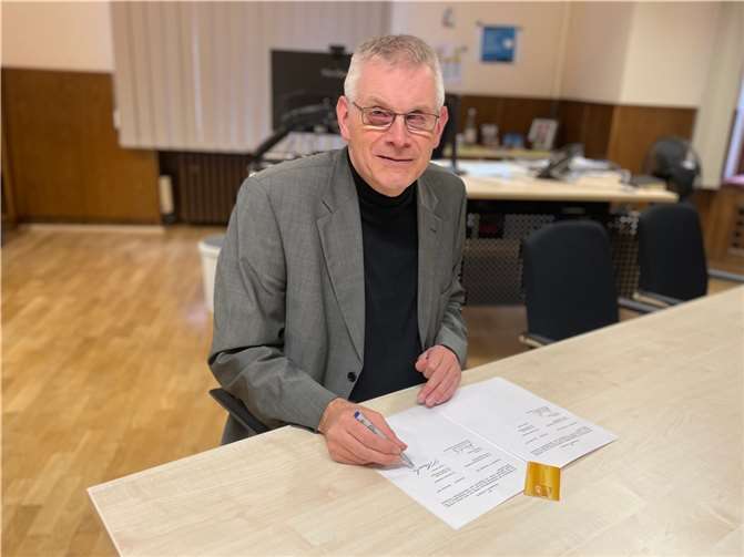 Bürgermeister Ludger Banken unterzeichnet Vereinbarung mit dem Land NRW.Foto: Stadt Rheinbach