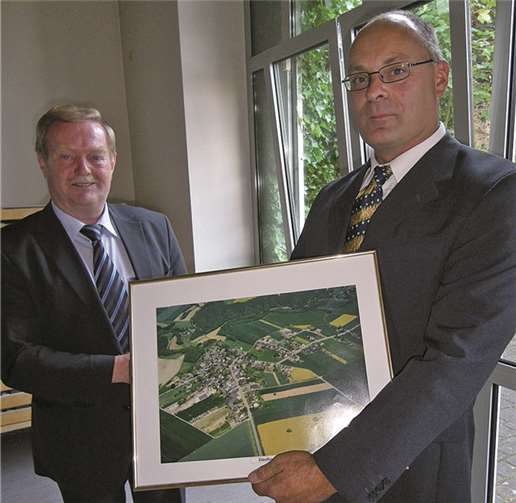 Manfred Führ verabschiedet Bürgermeister Manfred Führ, Verbandsgemeinde Treis-Karden (l.), und der neue Ortsbürgermeister Marcus Cortnum (r.)privat