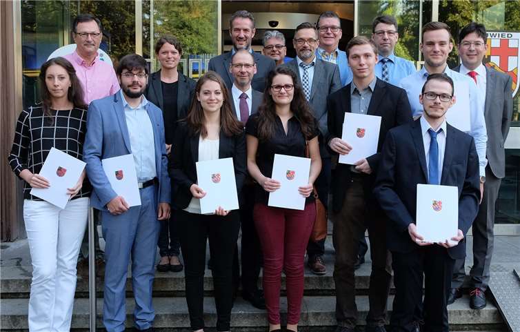 Bürgermeister Mang überreichte Ernennungsurkunden an die Mitarbeiterinnen und Mitarbeiter der Stadtverwaltung.privat