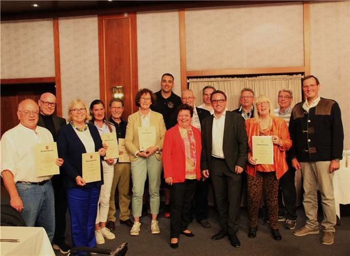 Bürgermeister Marcel Caspers (5. von rechts) beim Festakt in Bad Breisig mit den geehrten Kommunalpolitikern.  Foto: GS