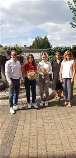 Bürgermeister Marcel Caspers, Büroleiterin Margit Schüller und Personalratsvorsitzende Marén Keck begrüßen die beiden neuen Auszubildenden der Verbandsgemeindeverwaltung Bad Breisig Foto: VG Bad Breisig)