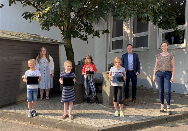Bürgermeister Marcel Caspers, Jana Hrabowski, Schulleiterin der Grundschule Lindenschule und Maren Keck, Pädagogische Fachaufsicht in der der Verbandsgemeinde Bad Breisig freuen sich über die neue digitale IT-Ausstattung.