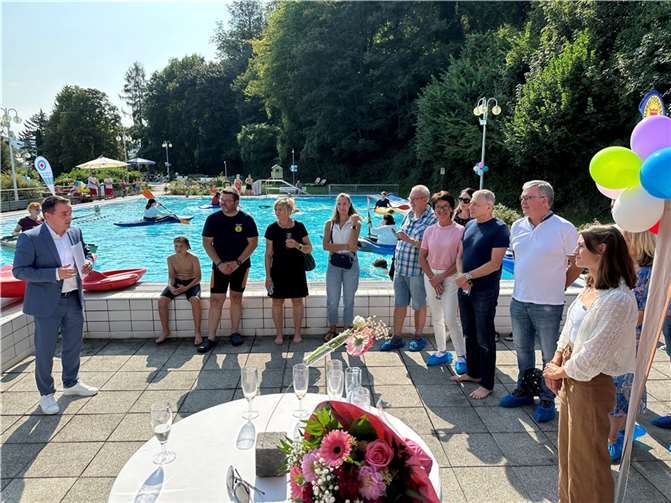 Bürgermeister Marcel Caspers bei der Begrüßung der Spitzensportlerin.Foto: ROB