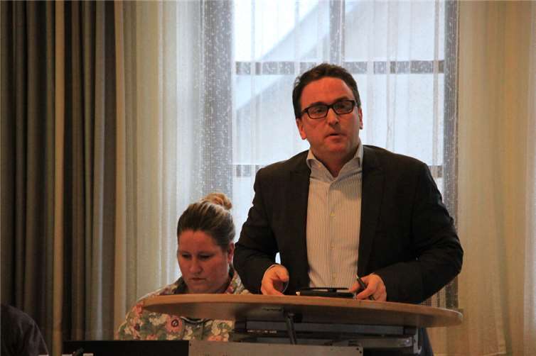 Bürgermeister Marcel Caspers bei seiner Haushaltsrede vor dem Verbandsgemeinderat im Bürgerhaus von Brohl-Lützing.  Foto: GS