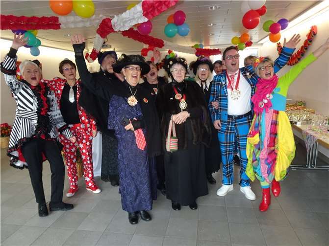 Bürgermeister Marcel Caspers mit närrischer Möhnenschar.  Foto: AKR