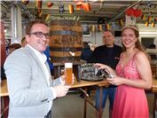 Bürgermeister Marcel Caspers präsentierte zum Fassanstich ein astrein gezapftes ...