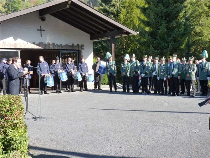Bürgermeister Marcel Caspers sprach eindringliche Worte bei der Kranzniederlegung am Sonntag.  Foto: HE