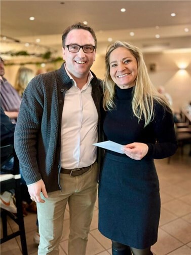 Bürgermeister Marcel Caspers übergibt Spende für die aktive Jugend.