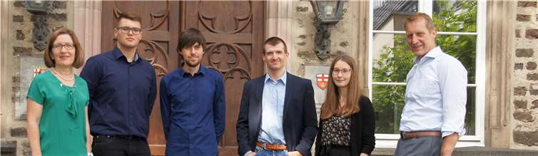 Bürgermeister Maximilian Mumm, Ausbildungsleiter Oliver Frings (v.re.) und die stellvertretende Fachbereichsleiterin Hildegard Reichert (li.) freuen sich mit Hannah Einig und Sven Schlich über die bestandenen Prüfungen. Gleichzeitig begrüßen sie Roman Krause als neuen Auszubildenden.Foto: privat