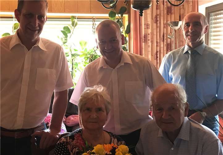 Bürgermeister Maximilian Mumm, Stadtbürgermeister Gerd Klasen und Kreisbeigeordneter Rudi Zenz (hinten v.l.) beglückwünschten das Ehepaar. privat