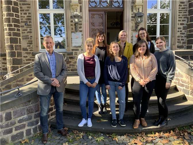 Bürgermeister Maximilian Mumm begrüßte die neuen Maifelder Sozialpädagoginnen und Sozialarbeiterinnen.