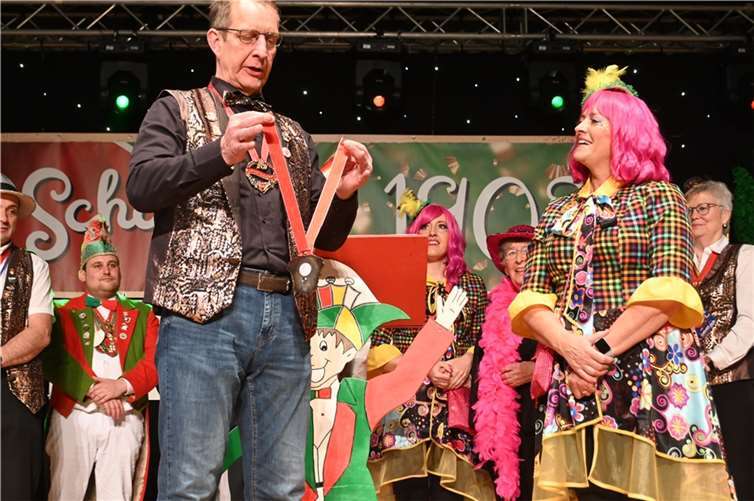 Bürgermeister Maximilian Mumm hält den Orden bereit.