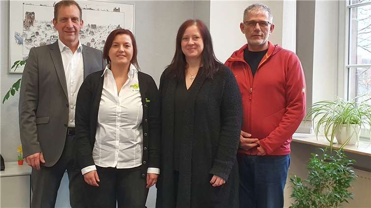 Bürgermeister Maximilian Mumm (links), Fachbereichsleiter Udo Seifert und Flüchtlingskoordinatorin Stefanie Freitag (2. von rechts) freuen sich über die Weihnachtsspende der Firma Zimmermann Landtechnik GmbH, die Romina Sauer in Polch überreichte. Foto: privat