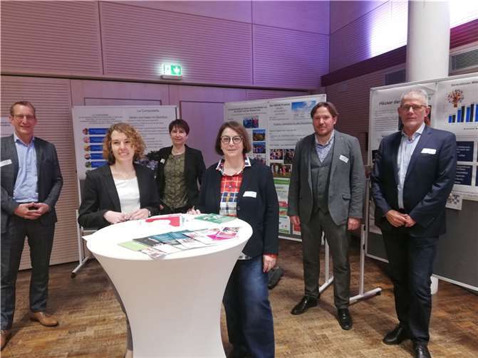 Bürgermeister Maximilian Mumm (links), Fachbereichsleiter Udo Seifert (rechts) und Demografiebeauftragter Marc Battenfeld begrüßten Kreisbeigeordnete Birgit Meyreis (Mitte hinten) und die Referentinnen Gabi Frank-Mantowski (vorne rechts) sowie Sonja Gröntgen beim Demografietag im Polcher Forum. Foto: VG Maifeld