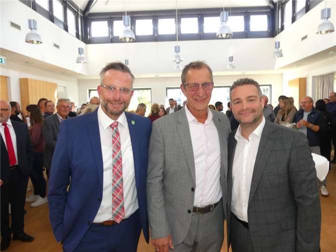 Bürgermeister Maximilian Mumm mit den Laudatoren Landrat Marko Boos und 1. Beigeordnetem Torsten Welling.  Fotos: TE