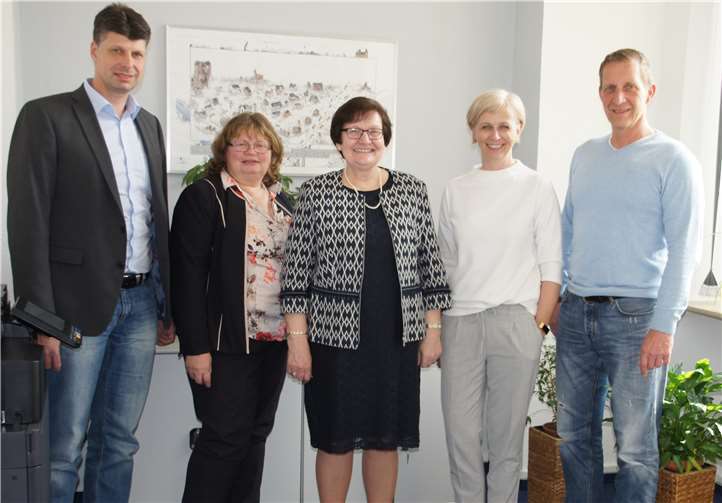 Bürgermeister Maximilian Mumm (rechts) verabschiedete Marita Liesenfeld in einer kleinen Feierstunde zusammen mit dem stellvertretenden Büroleiter Markus Hartung (links), der stellvertretenden Fachbereichsleiterin Frauke Wolters und der Vorsitzenden des Personalrats, Christa Siekmann, in den wohlverdienten Ruhestand.