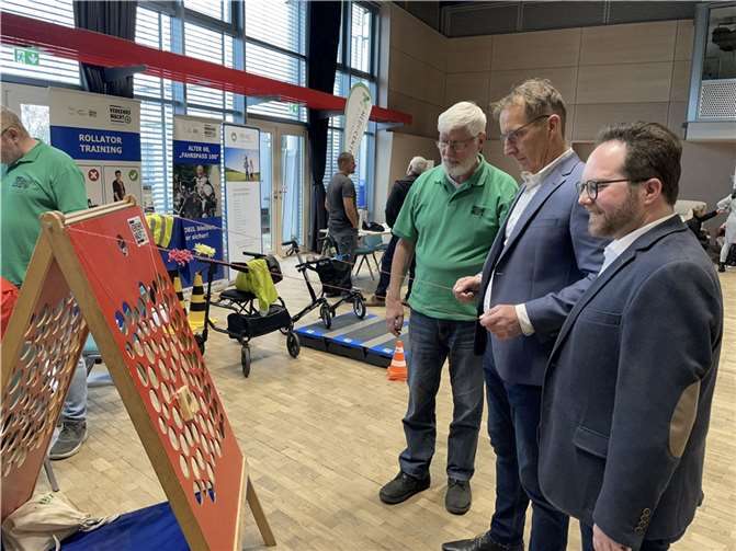 Bürgermeister Maximilian Mumm testet unter den Augen des Ersten Kreisbeigeordneten Pascal Badziong seine Geschicklichkeit.