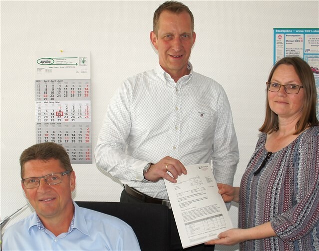 Bürgermeister Maximilian Mumm übergibt den Förderbescheid an Sachbearbeiterin Petra Hermes und Fachbereichsleiter Rolf Bleser.Fotos: privat